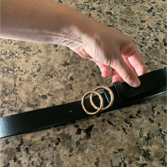 Black belt with gold buckle - Picture 1 of 2